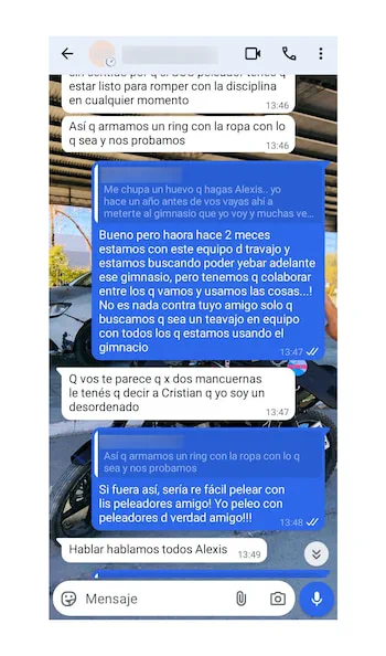 Una captura de pantalla con mensajes de chat superpuestos a una imagen de fondo de un vehículo y una moto.
