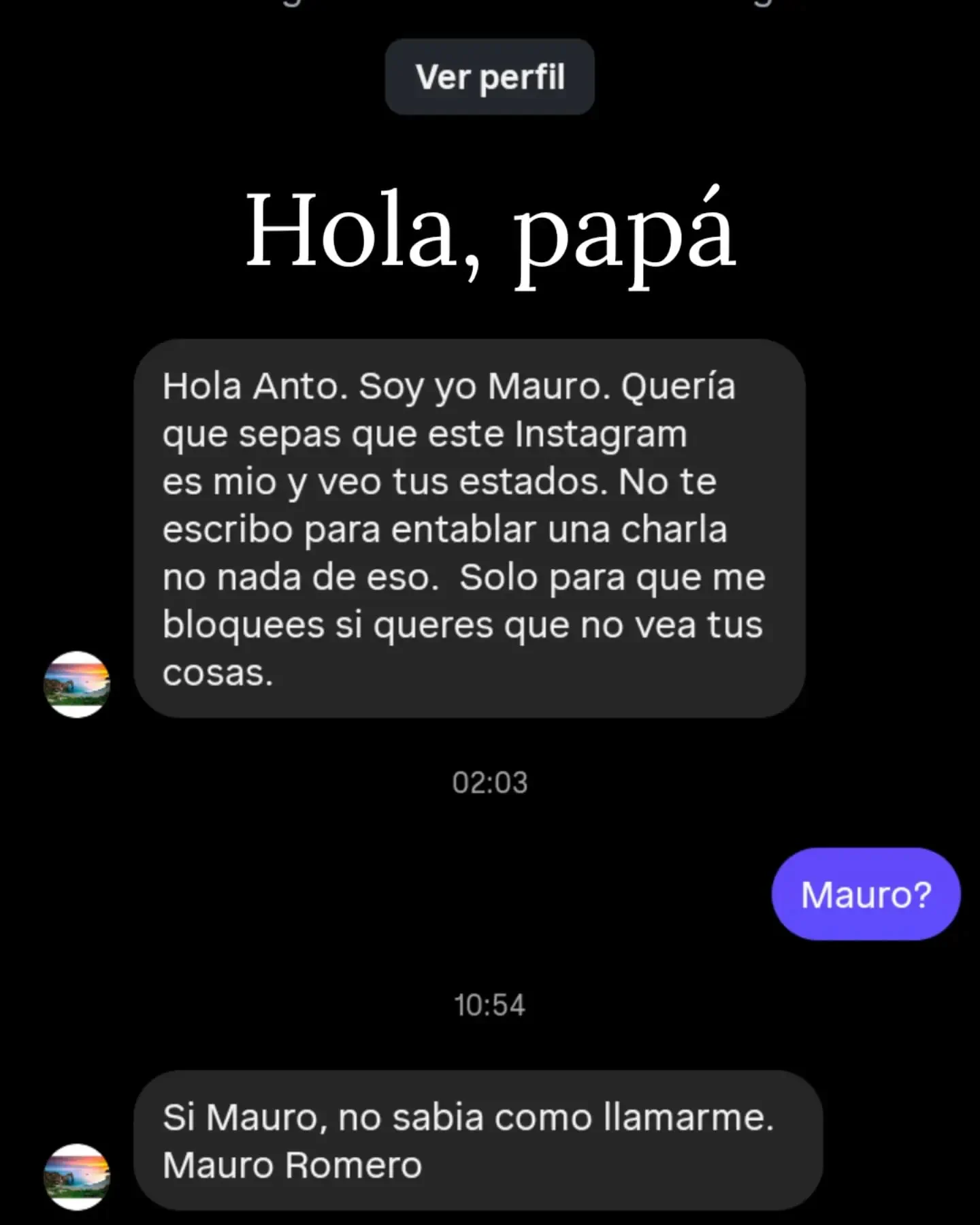 Captura de pantalla de un chat de Instagram con mensajes de texto en modo oscuro.