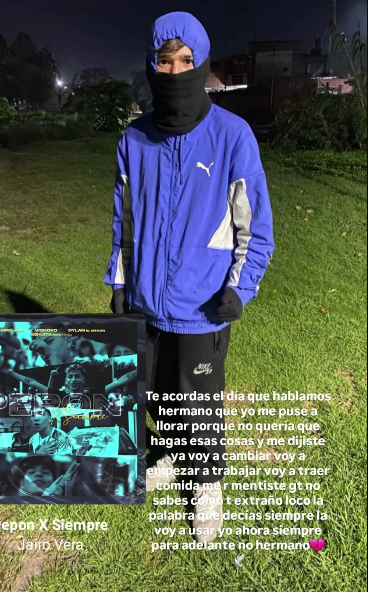 Un joven con campera azul y cuello polar negro posa de noche en el pasto en una historia con texto superpuesto.