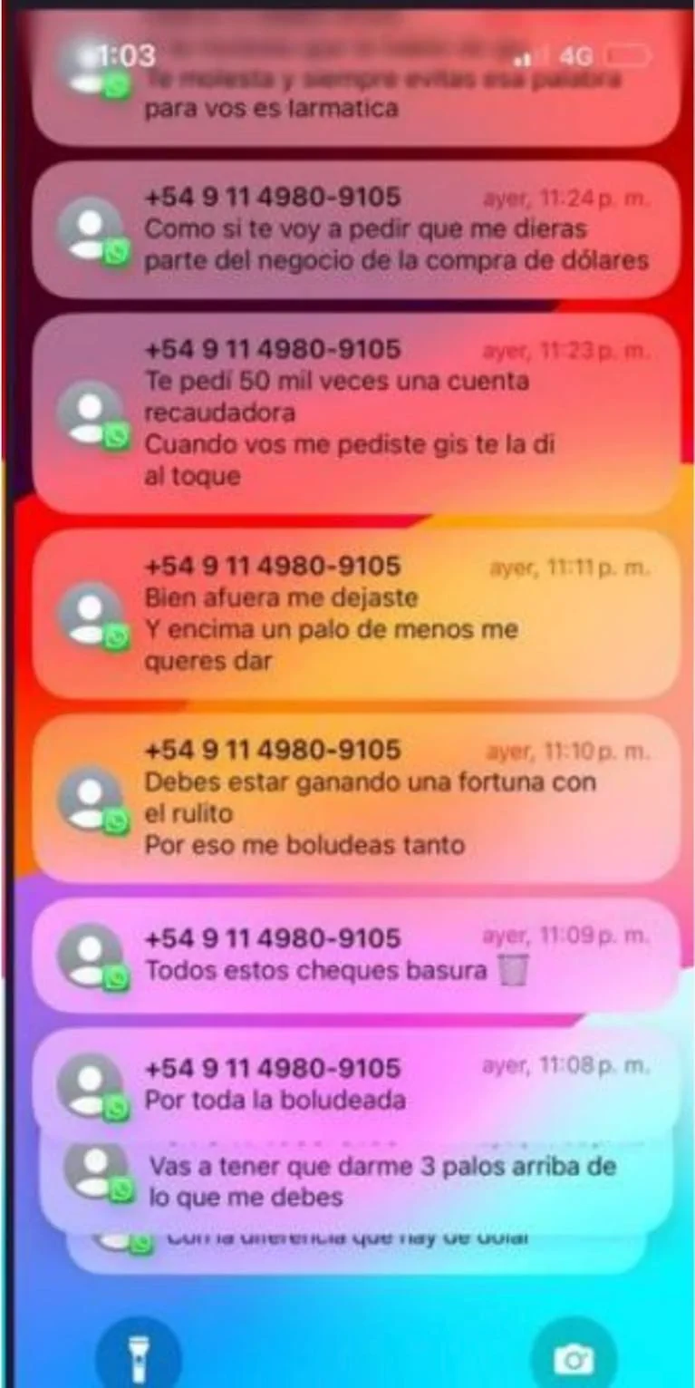 Captura de pantalla de un celular con múltiples notificaciones de mensajes de WhatsApp apiladas.