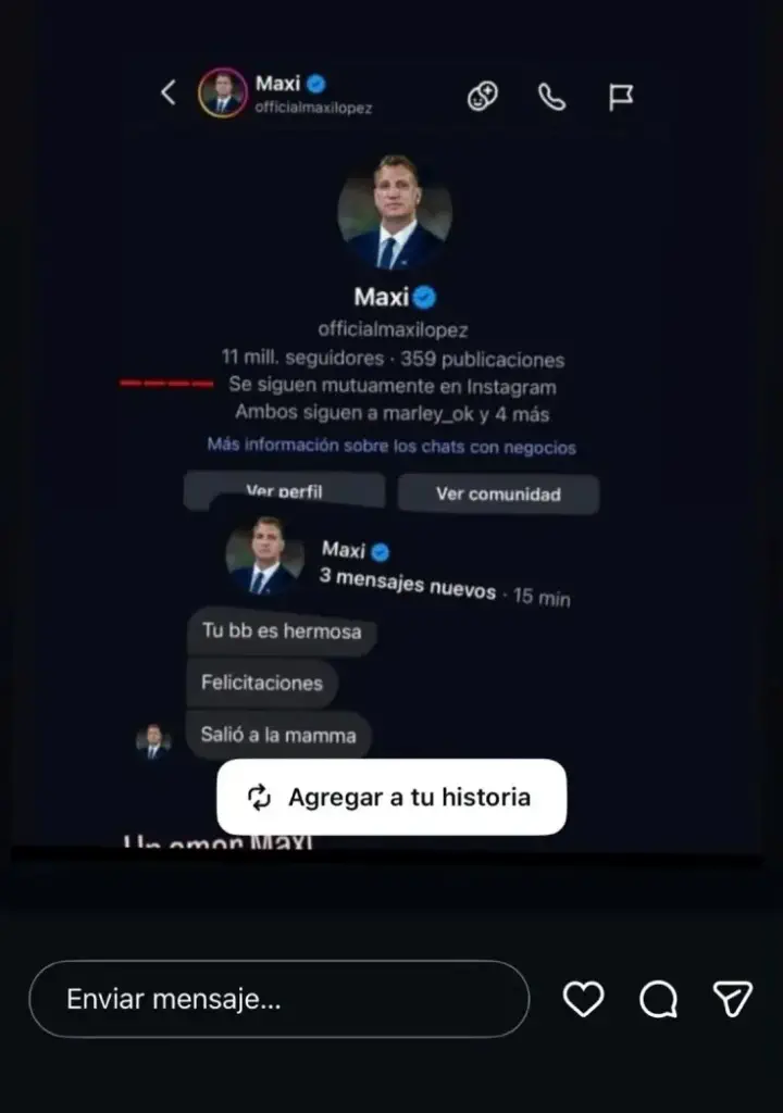 Captura de pantalla de un chat privado de Instagram con un perfil verificado que envía tres mensajes de felicitación.