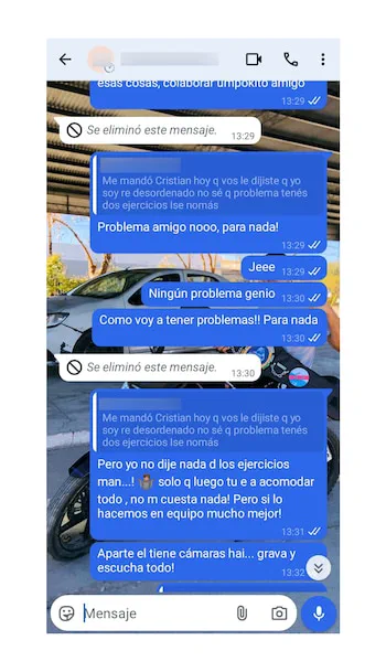 Una captura de pantalla de un chat de mensajería con globos de texto sobre el fondo de una moto y un auto.