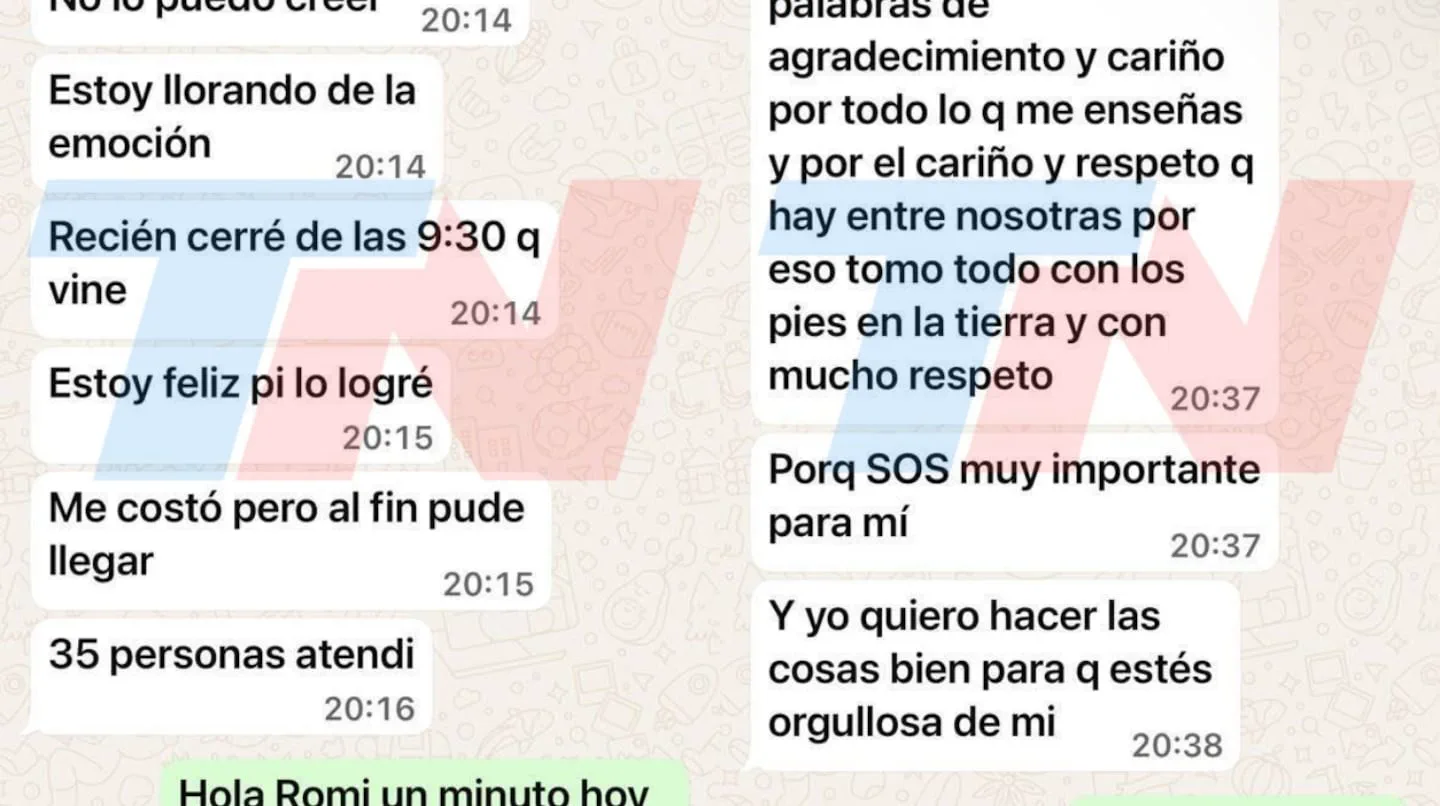 Captura de pantalla de una conversación de chat con mensajes de texto de agradecimiento y emoción.