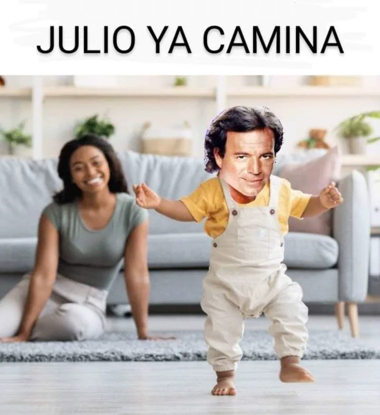 Meme con la cabeza de Julio Iglesias montada en el cuerpo de un bebe que camina sobre una alfombra.