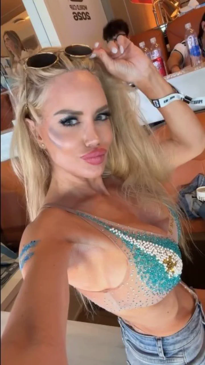 Luciana Salazar se toma una selfie levantándose los anteojos en un palco dentro de un estadio.