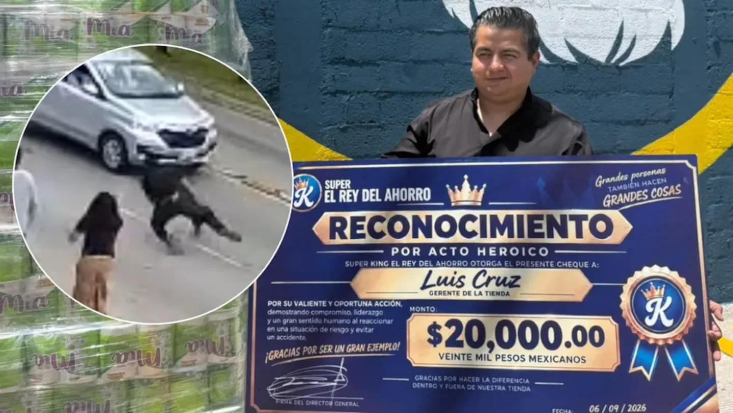 Un hombre sostiene un cheque gigante de reconocimiento junto a la captura de una persona corriendo frente a un auto.