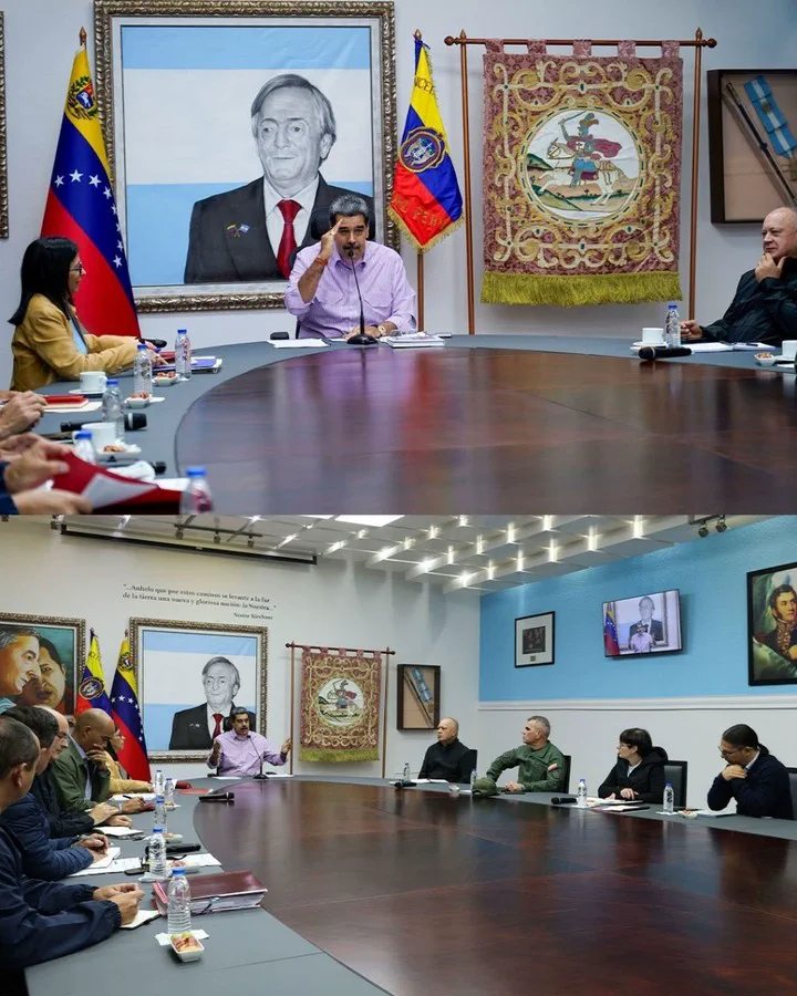 Nicolás Maduro encabeza una reunión con funcionarios alrededor de una mesa redonda frente a un cuadro de Néstor Kirchner.
