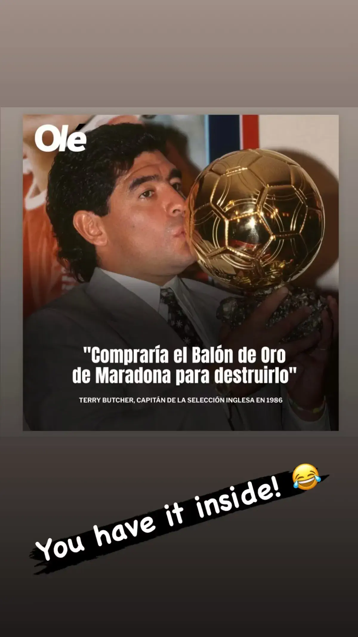 Diego Maradona con traje besa un Balón de Oro junto a una declaración textual atribuida a Terry Butcher.