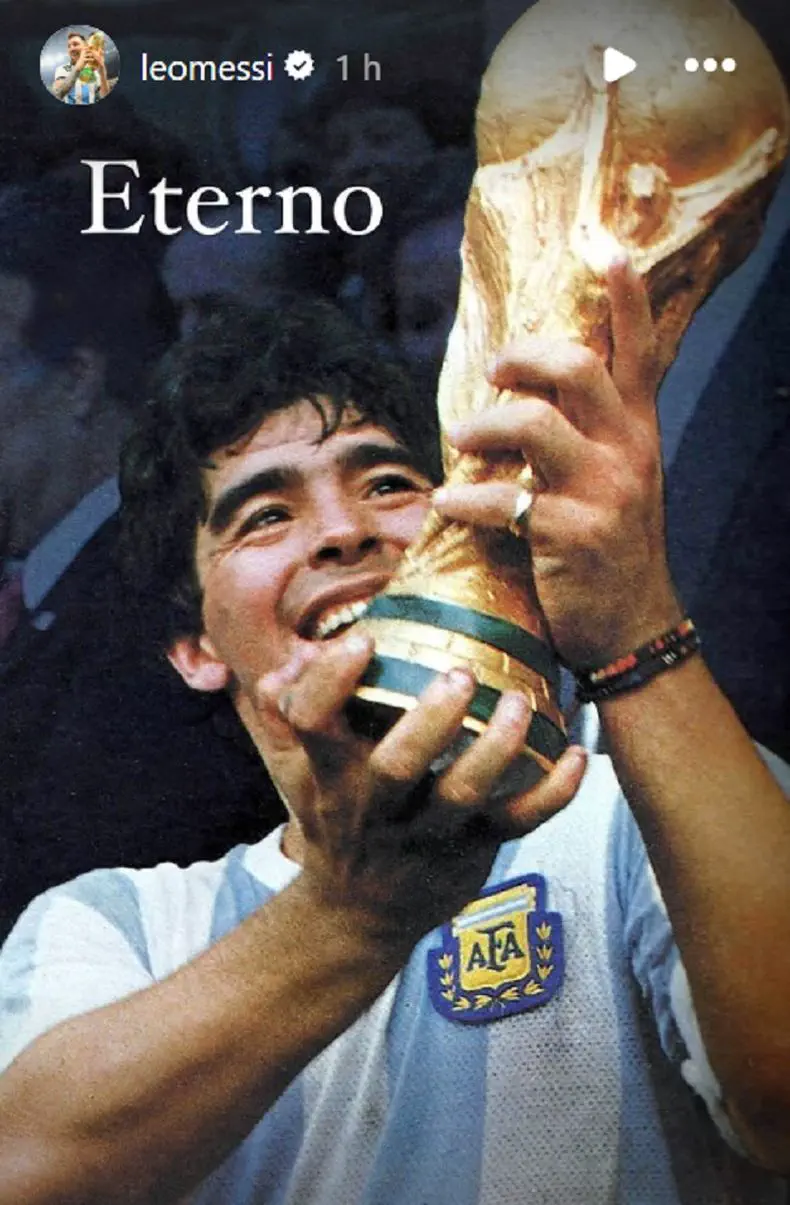 Diego Maradona sonrie mientras sostiene la Copa del Mundo con la camiseta de la seleccion argentina.