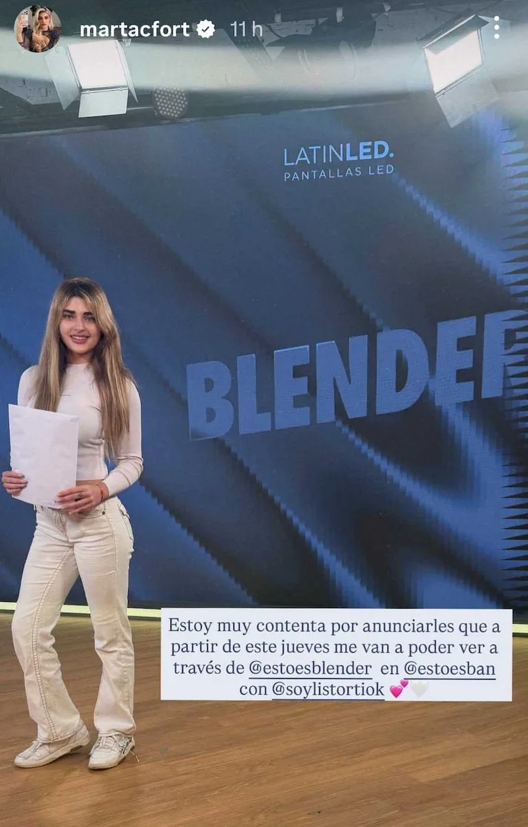 Marta Fort posa de pie en un estudio de televisión sosteniendo unas hojas frente a una pantalla.