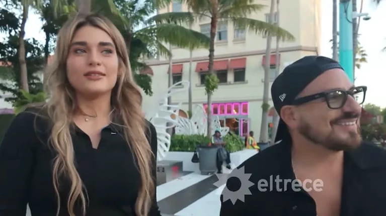 Marta Fort y Fede Bal sonríen al aire libre ante una cámara de televisión.