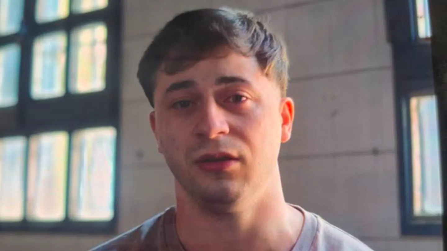 Máximo Thomsen habla en primer plano con una remera gris claro frente a una ventana enrejada.