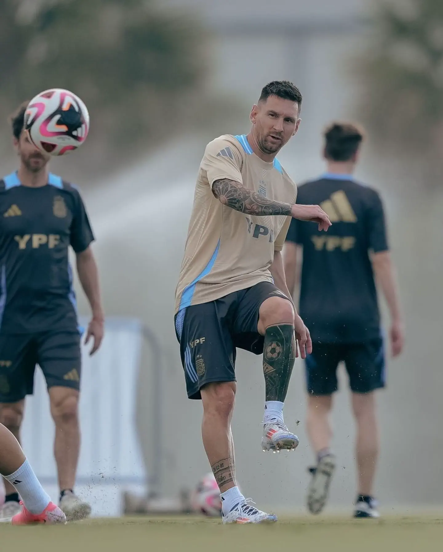 Lionel Messi domina una pelota en el aire durante una práctica con la indumentaria de la selección argentina.