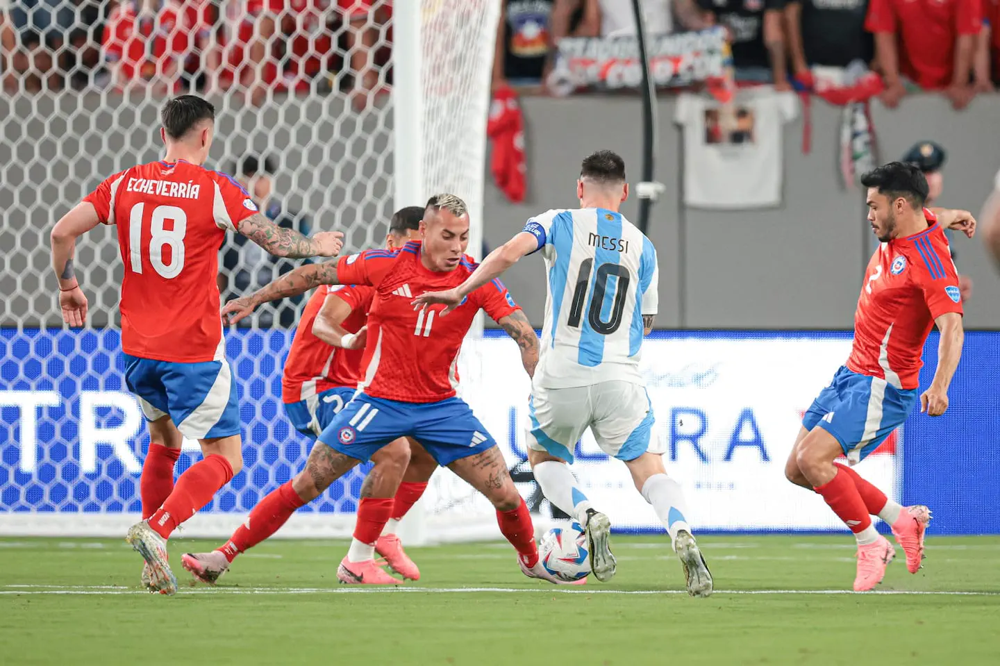 Lionel Messi con la camiseta argentina disputa la pelota frente a varios defensores de la seleccion chilena.