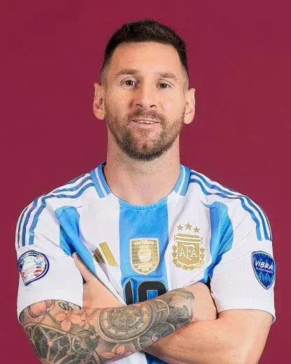Lionel Messi con los brazos cruzados vistiendo la camiseta de la selección argentina.