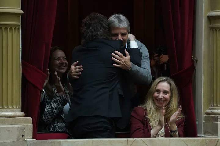 Enfurecido por las preguntas a Adorni: Milei llamó "asesinos" a los opositores y "chorros corruptos" a los periodistas