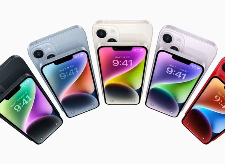 Varios teléfonos celulares de distintos colores están dispuestos en abanico mostrando sus pantallas encendidas.