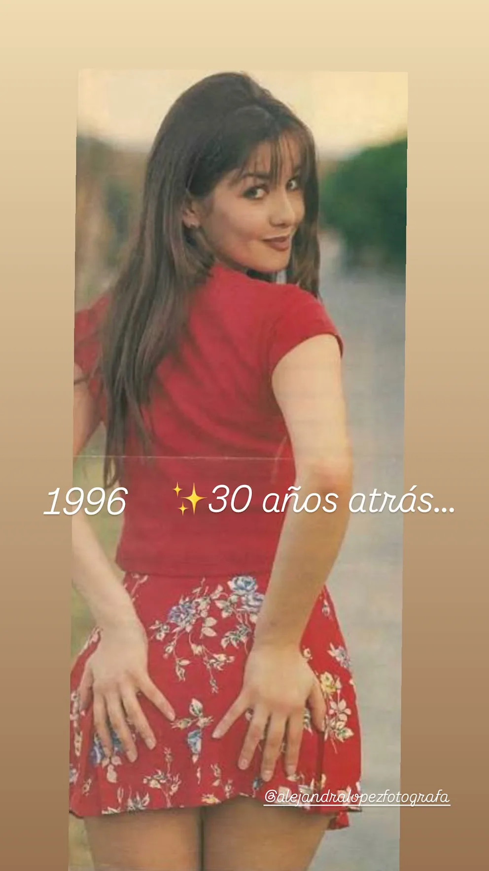 Natalia Oreiro de espaldas con remera roja y pollera floreada en una foto de 1996.