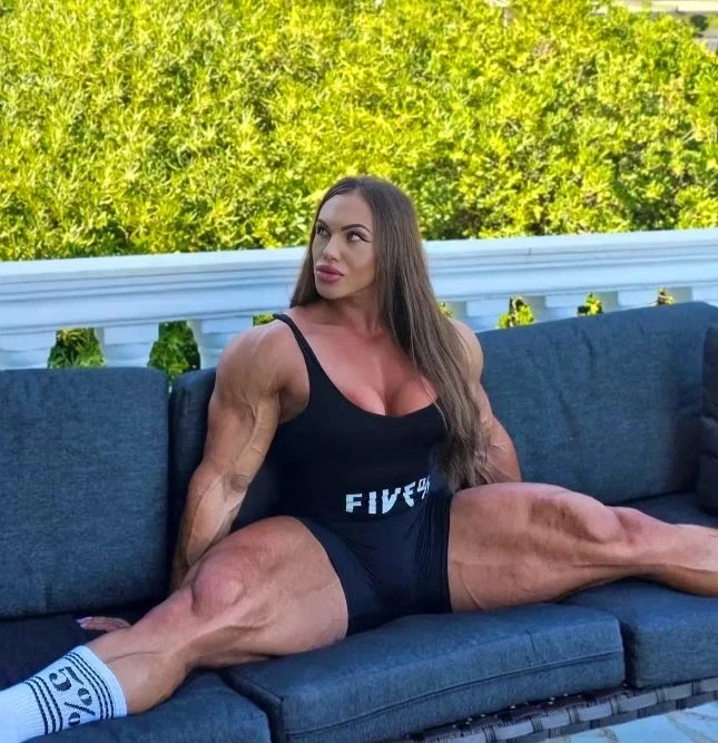 Nataliya Kuznetsova sentada haciendo una apertura de piernas completa sobre un sillon al aire libre.