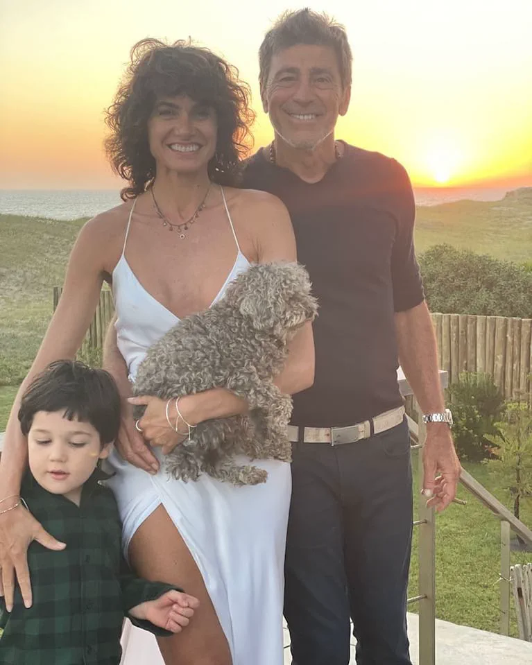 Florencia Raggi y Nicolás Repetto posan al atardecer junto a un nene y un perro caniche.