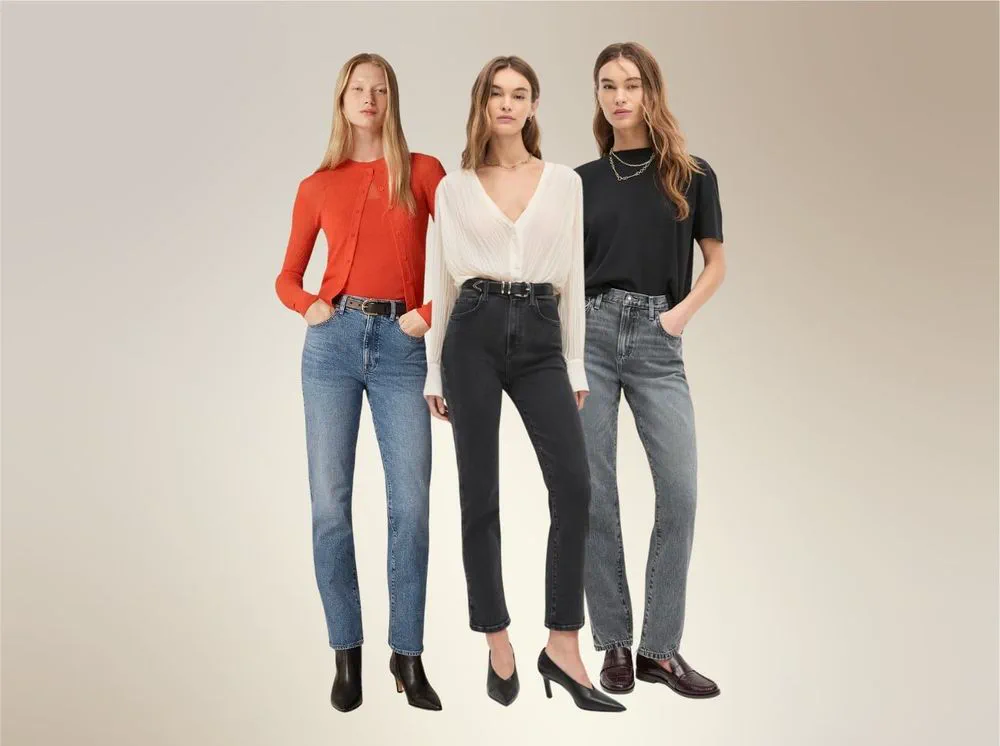 Tres mujeres posan de pie con distintos pantalones de jean y remeras sobre un fondo claro.