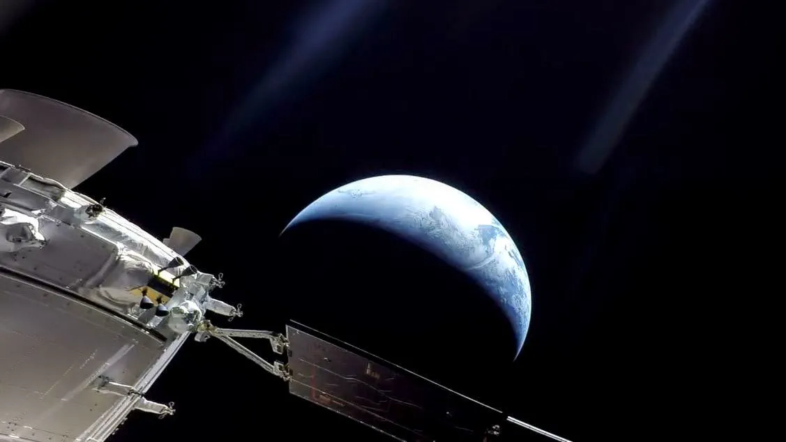 Estructura de nave espacial con panel solar orientada hacia la Tierra en el espacio.