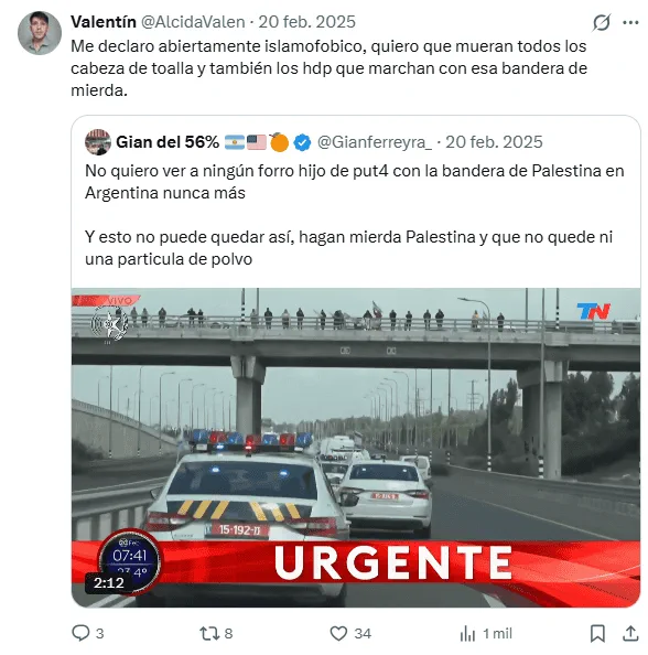 Captura de un tuit con una emision televisiva de patrulleros en una autopista bajo un puente con gente asomada.