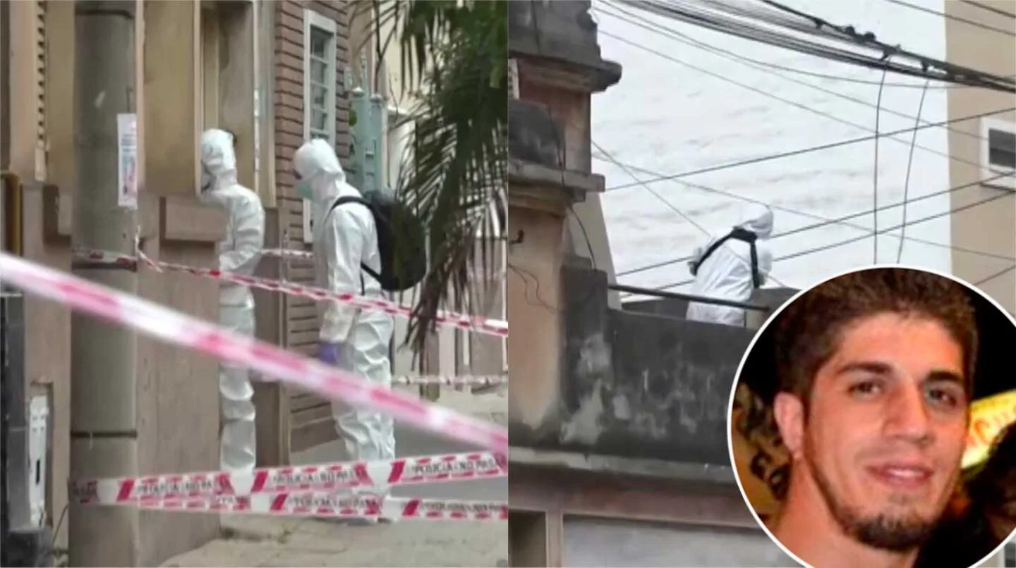 Peritos con trajes blancos trabajan tras una cinta de peligro, junto a un retrato circular de un hombre.