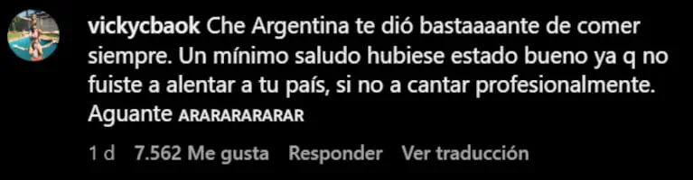 Comentario de una red social con texto en español sobre un fondo negro.