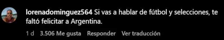 Comentario de una usuaria en una red social con texto en español sobre fondo negro.