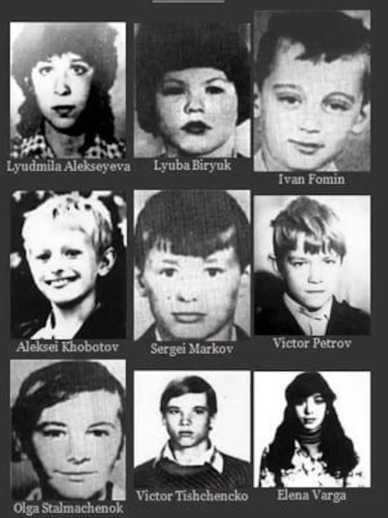 Nueve retratos en blanco y negro de niños y jóvenes con sus nombres impresos debajo de cada imagen.