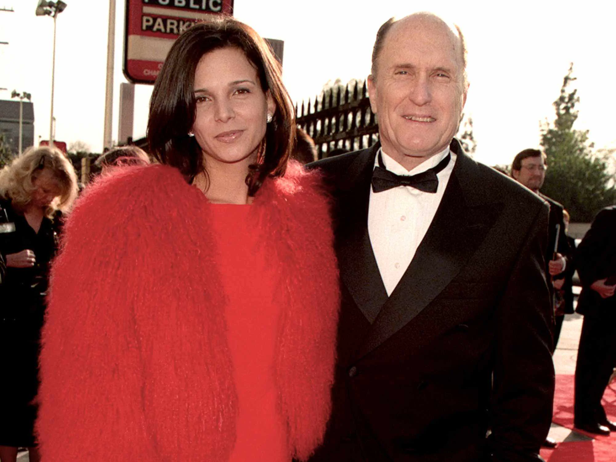 El actor Robert Duvall posa en una alfombra roja junto a Luciana Pedraza.