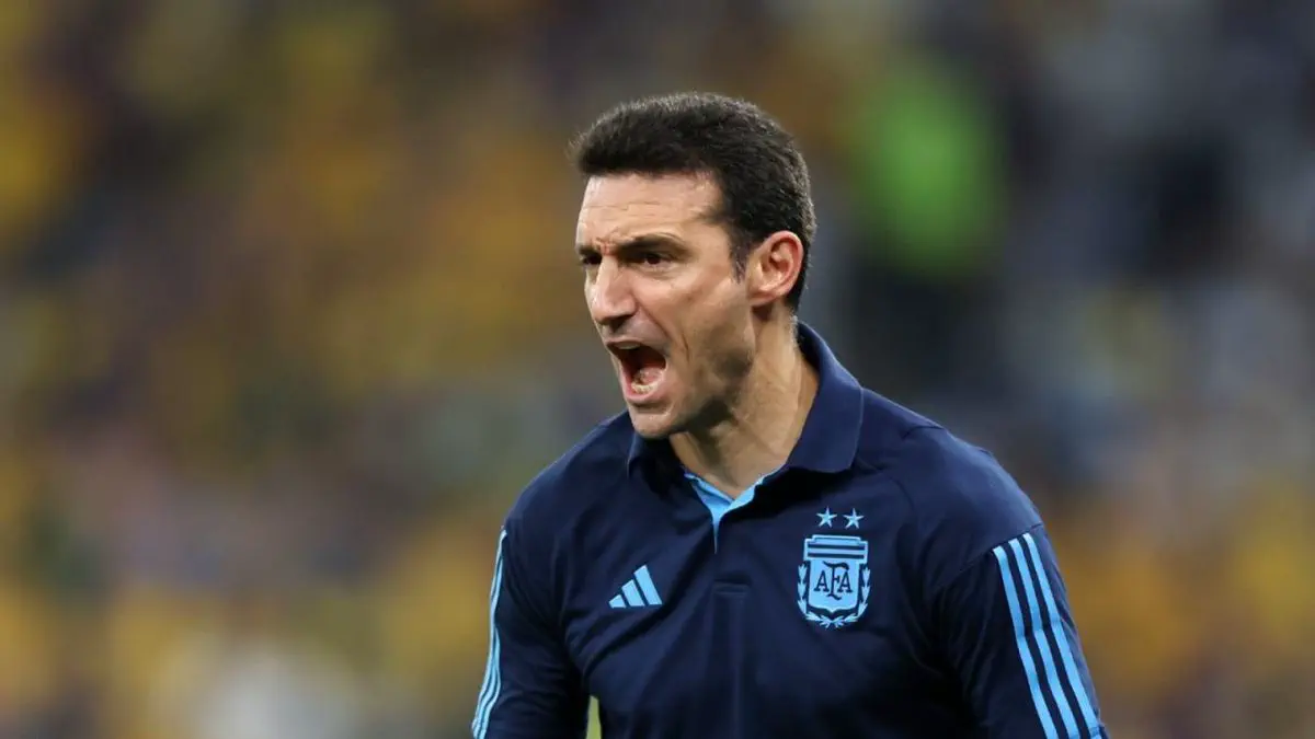 Lionel Scaloni viste la camiseta de entrenamiento de la selección argentina mientras grita durante un partido.