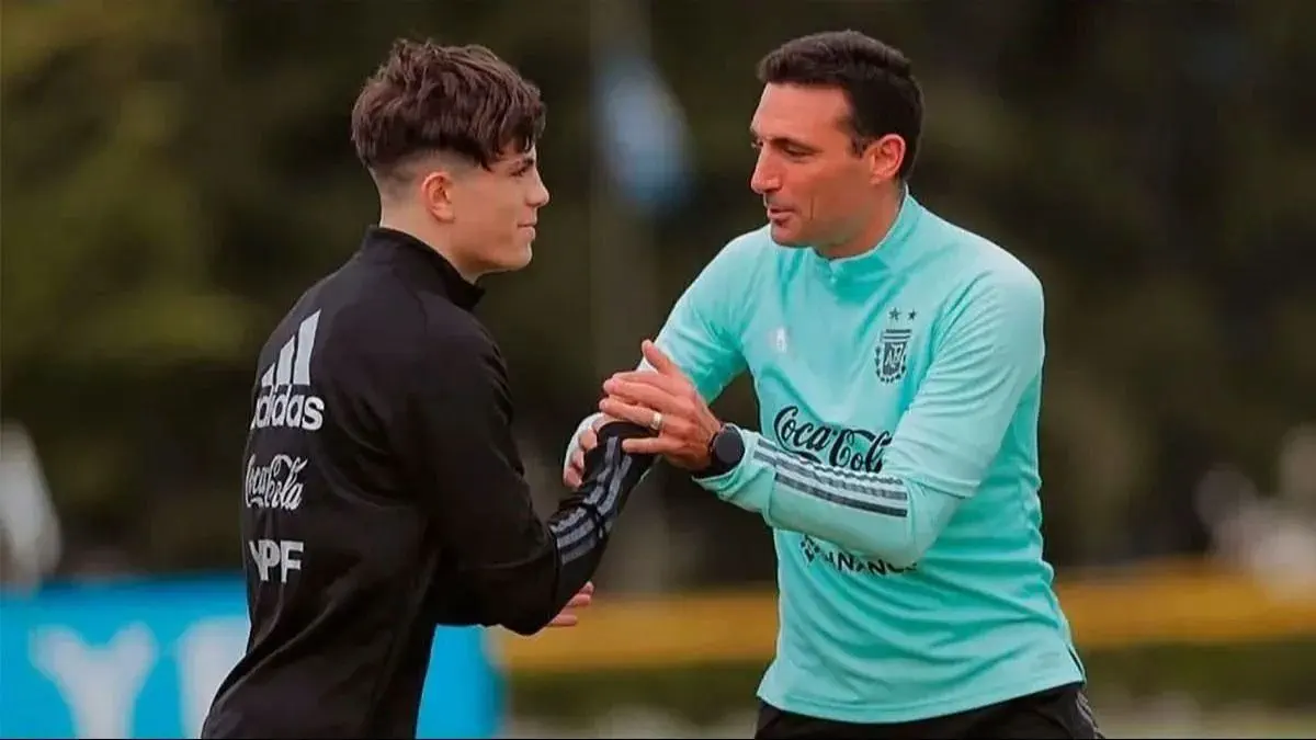 Lionel Scaloni saluda tomandole el brazo a Alejandro Garnacho durante un entrenamiento de la seleccion argentina.
