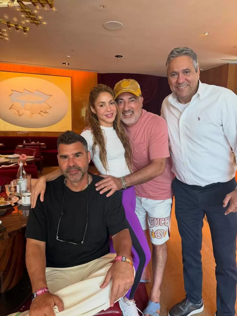 Shakira posa junto a Antonio de la Rúa y otros dos hombres en lo que parece un restaurante.