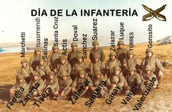 Un grupo de soldados posa sentado y de pie sobre el pasto seco con nombres sobreimpresos.