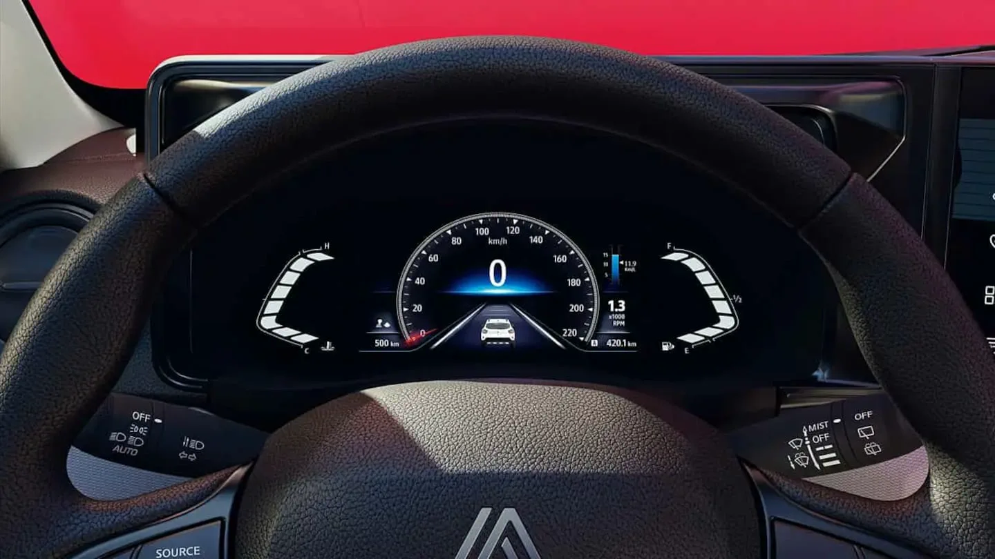 El tablero digital del auto encendido muestra el velocímetro en cero y los indicadores detrás del volante.