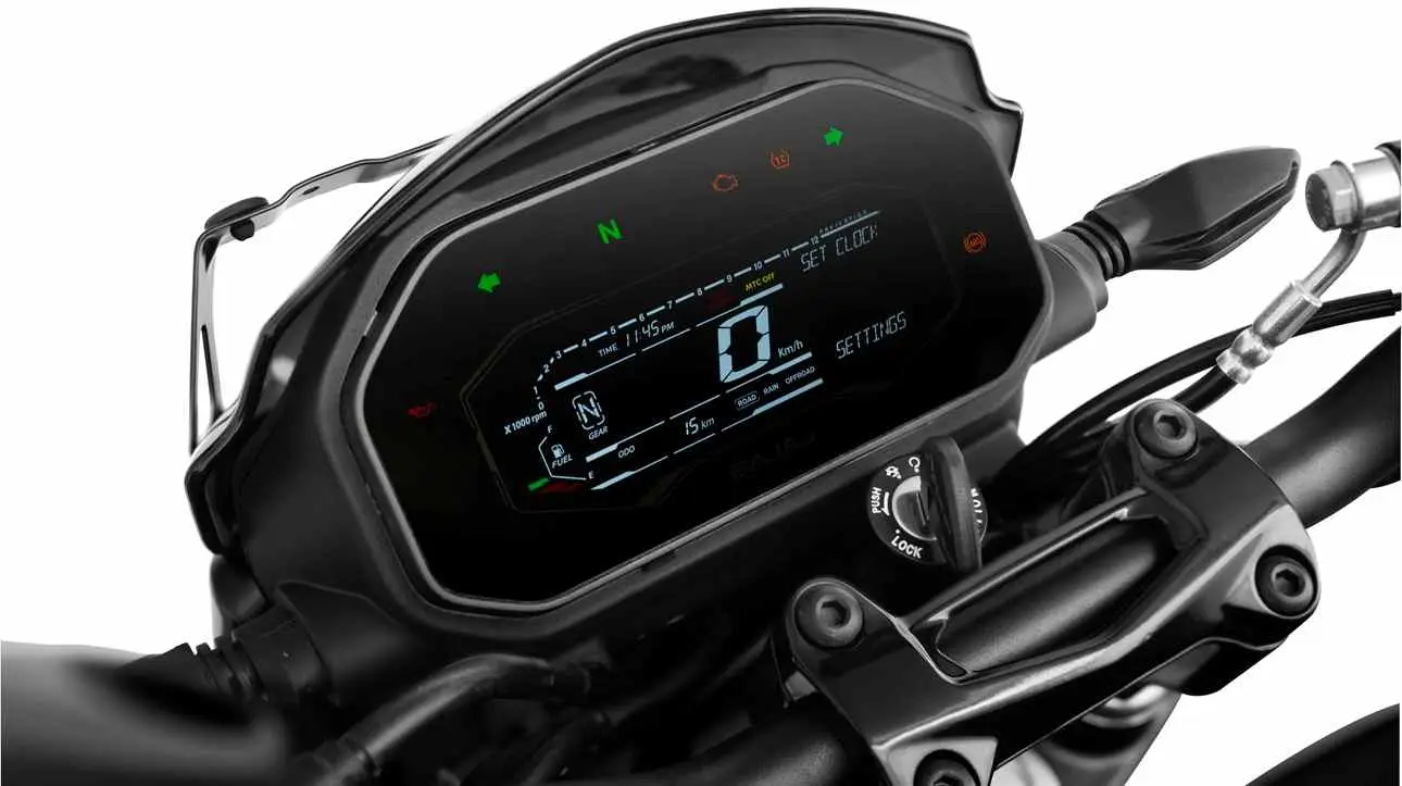 Primer plano del tablero digital encendido y el manillar de una moto.