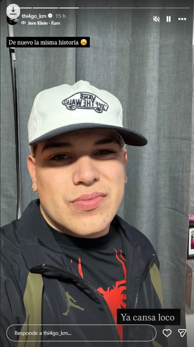 Thiago Medina sacándose una selfie con gorra blanca y negra y campera deportiva.