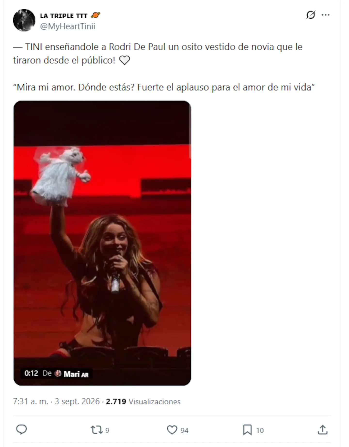 Captura de una publicacion de red social que muestra a Tini Stoessel en un escenario sosteniendo un peluche.