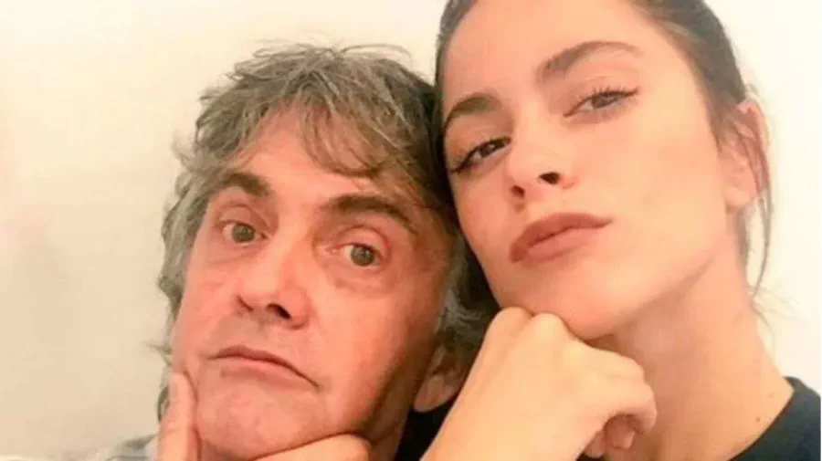 Tini Stoessel y su padre Alejandro Stoessel posan apoyando la cabeza en sus manos contra un fondo claro.