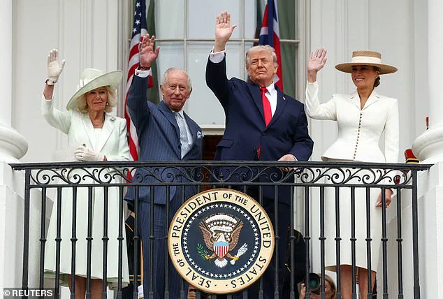 Carlos III, Donald Trump, Melania Trump y Camila saludan desde un balcon con el sello presidencial de Estados Unidos.
