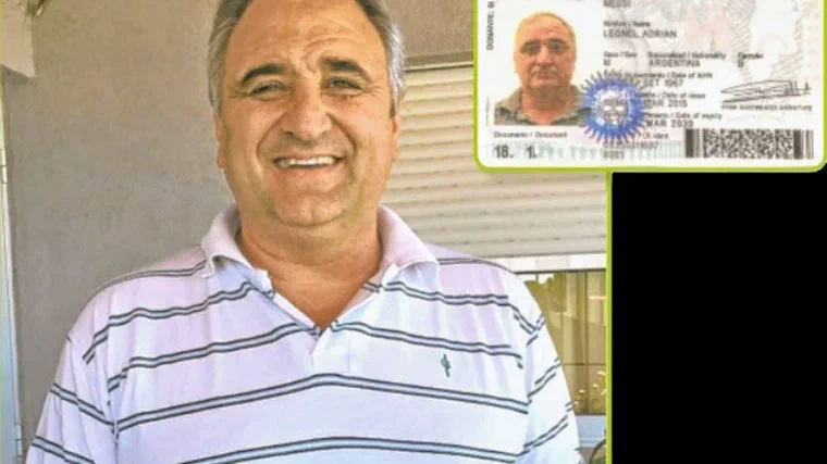 Un hombre sonriente con remera a rayas y un recorte con la foto de un documento de identidad arriba a la derecha.
