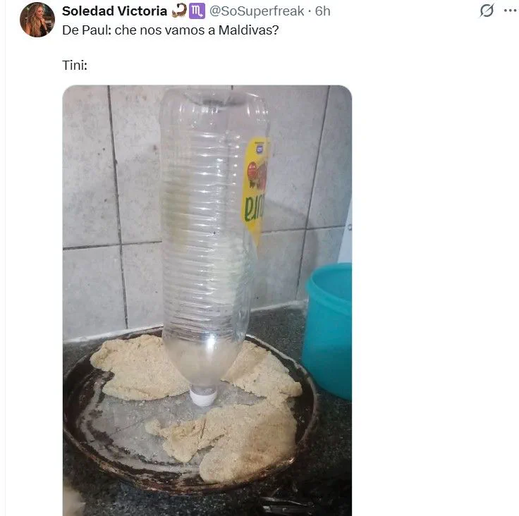 Una botella plástica dada vuelta se sostiene sobre tres milanesas crudas colocadas en una asadera redonda.