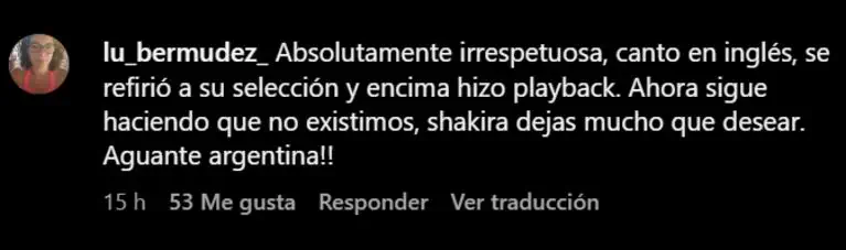 Comentario crítico de un usuario en una red social sobre un fondo negro.