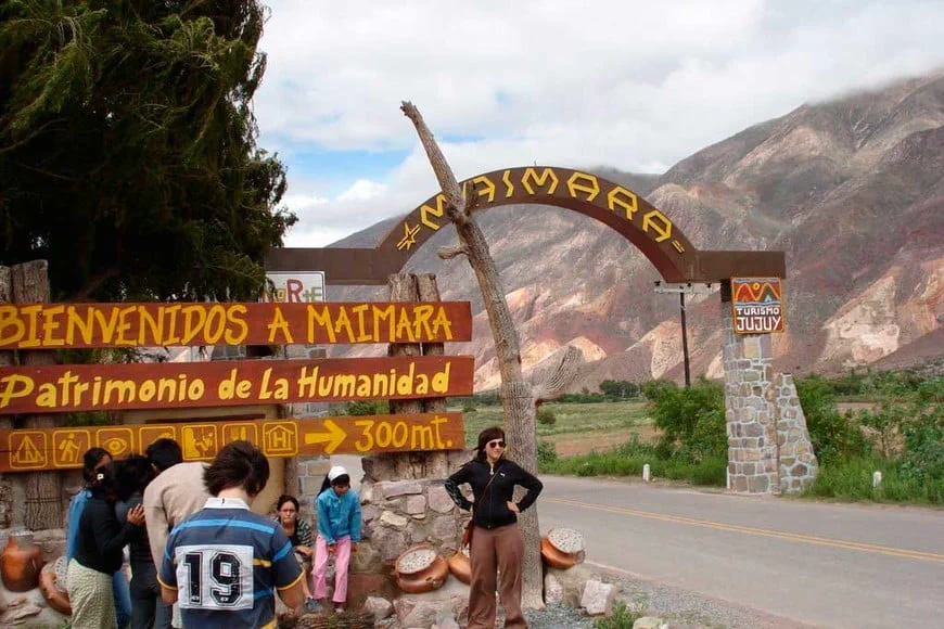 Personas reunidas junto al cartel de ingreso a la localidad de Maimará en Jujuy.