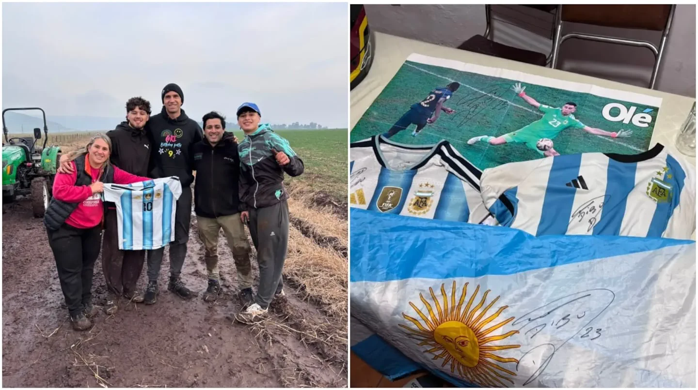 Un grupo de personas posa en un camino de tierra embarrado junto a un tractor sosteniendo una camiseta argentina.