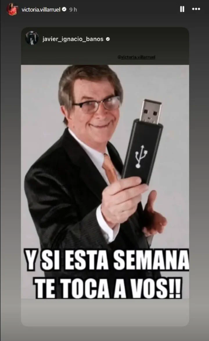 Captura de una historia de Instagram con un meme de un hombre de traje sosteniendo un pendrive gigante.