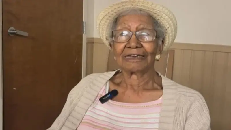 A los 108 años, hace gimnasia tres veces por semana y sigue manejando: "Envejezco con dignidad"