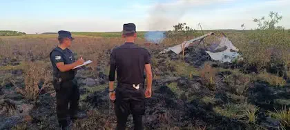 Los oficiales de la policía local registraron los restos para determinar las causas del accidente